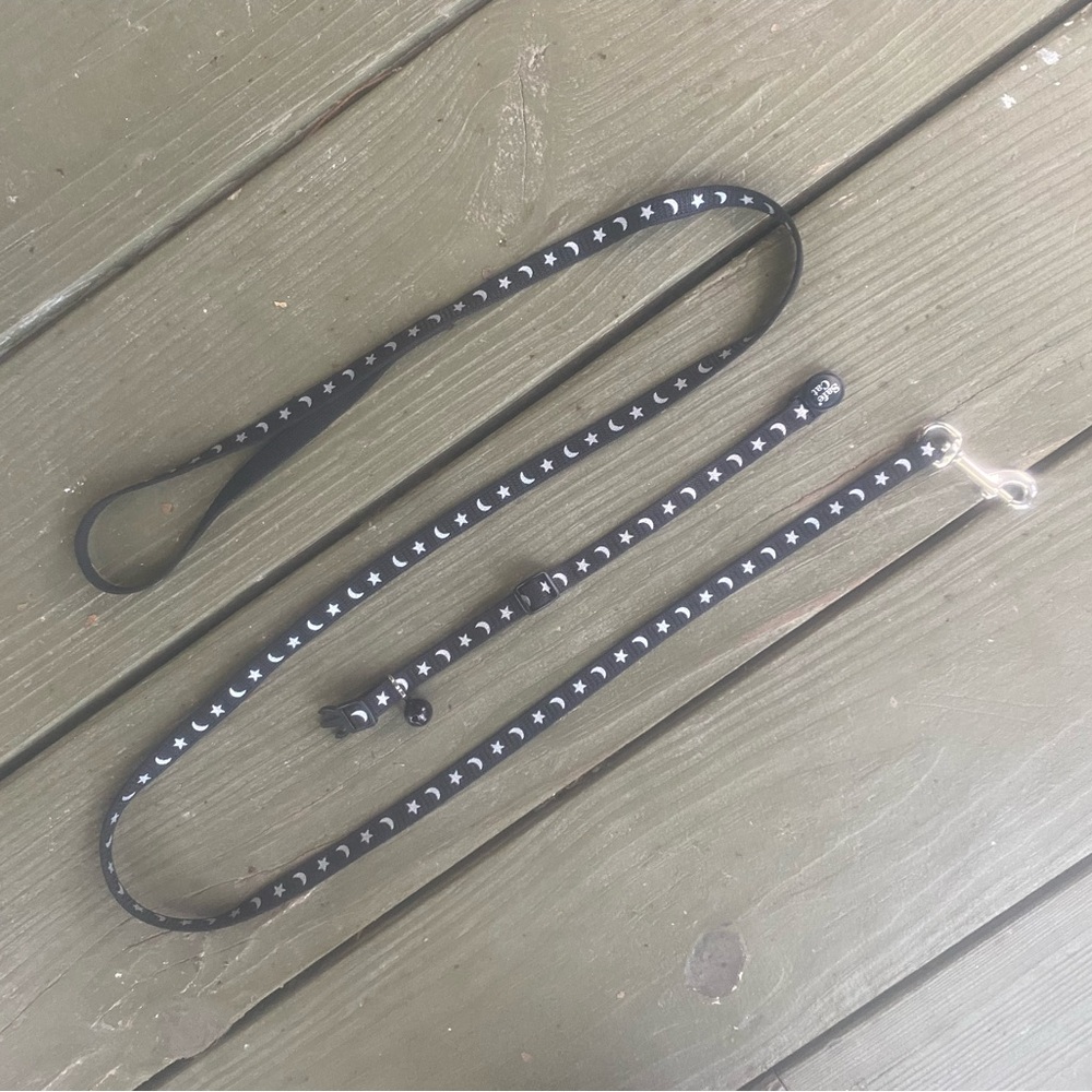 SafeCat Leash and Collar with Black and White Moon/Star Pattern